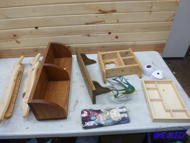 lot 83 image: Miscellaneous Home Decor Shadow boxes, shelve...