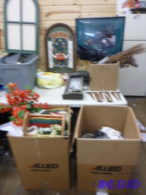 lot 86 image: Large Lot of Miscellaneous Home Decor, Holida...