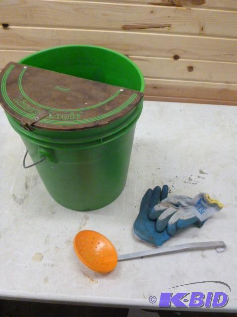 lot 9 image: Shappell Fishing Pail With miscellaneous fish...