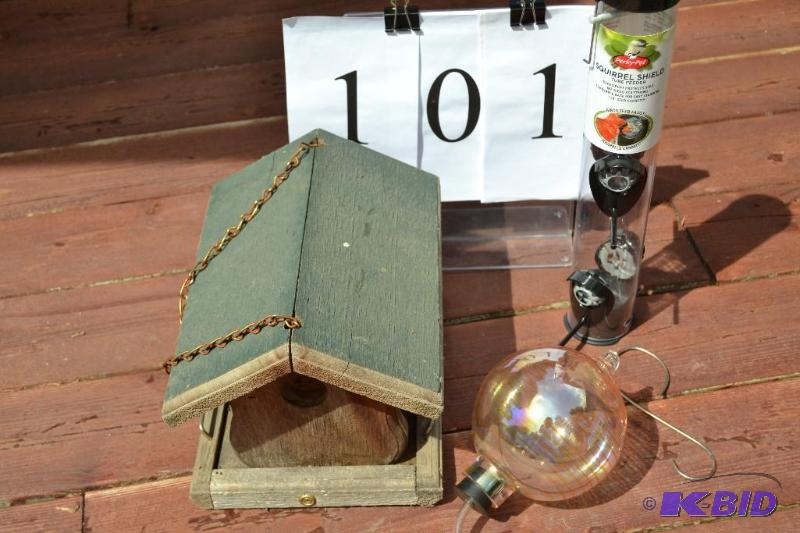 lot 101 image: bird feeders
