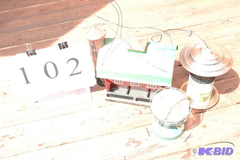 lot 102 image: bird feeders