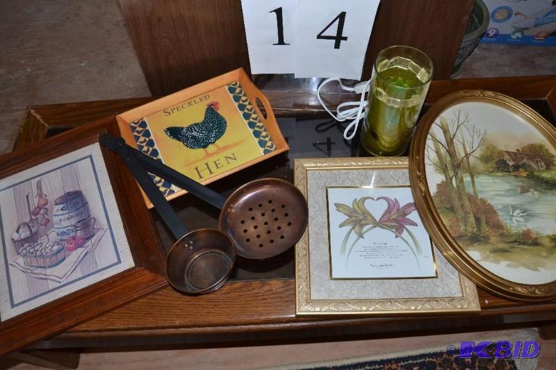 lot 14 image: Home decor