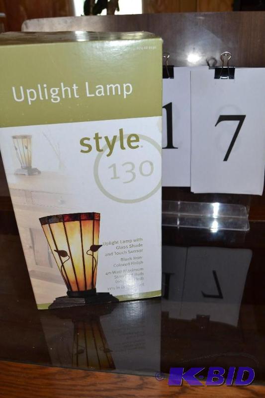 lot 17 image: Table lamp