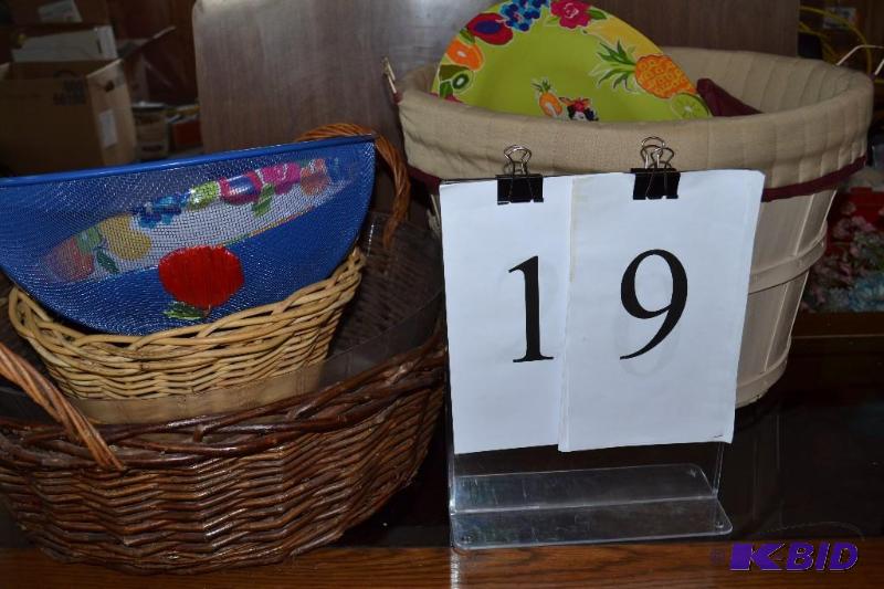 lot 19 image: Home decor