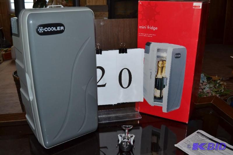 lot 20 image: Mini Fridge