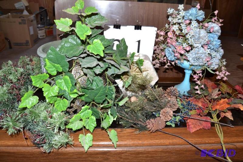 lot 21 image: Home decor