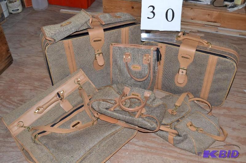 lot 30 image: Fifth Avenue Luggage Set