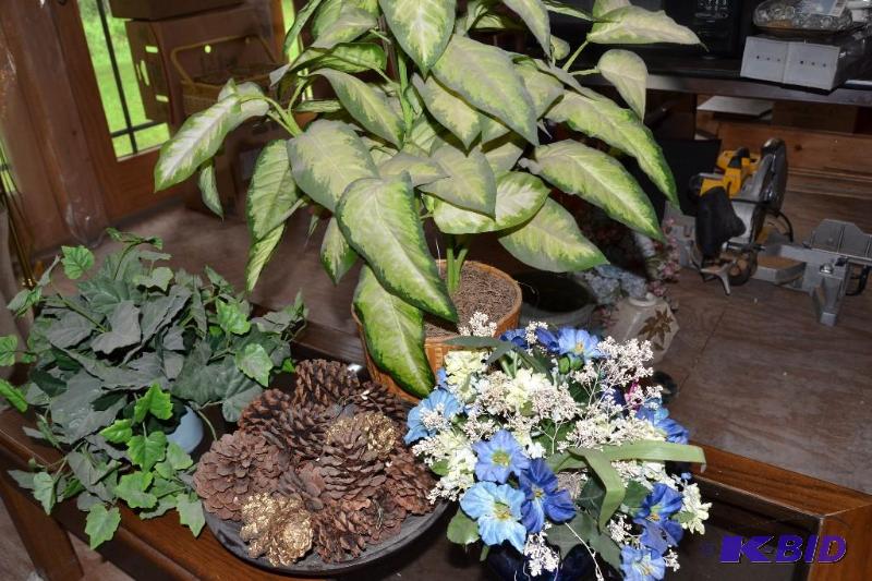 lot 4 image: flowers