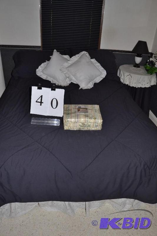 lot 40 image: Bedroom furnishings