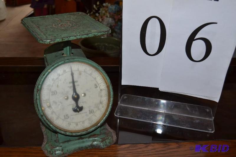 lot 6 image: Vintage scale