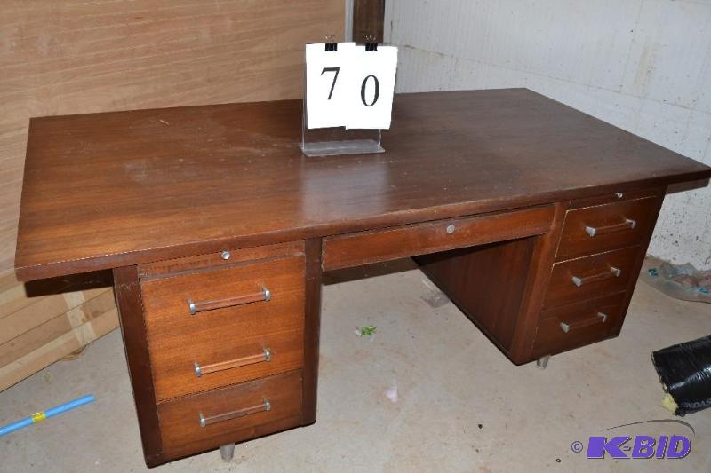 lot 70 image: Desk