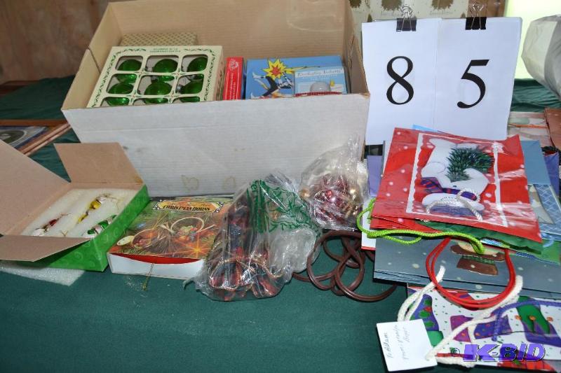 lot 85 image: Holiday decor