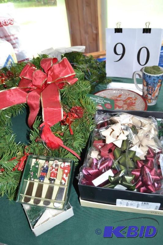 lot 90 image: Holiday decor