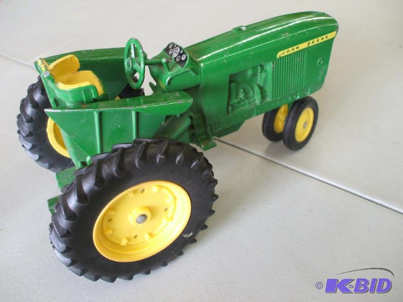 lot 10 image: Tractor