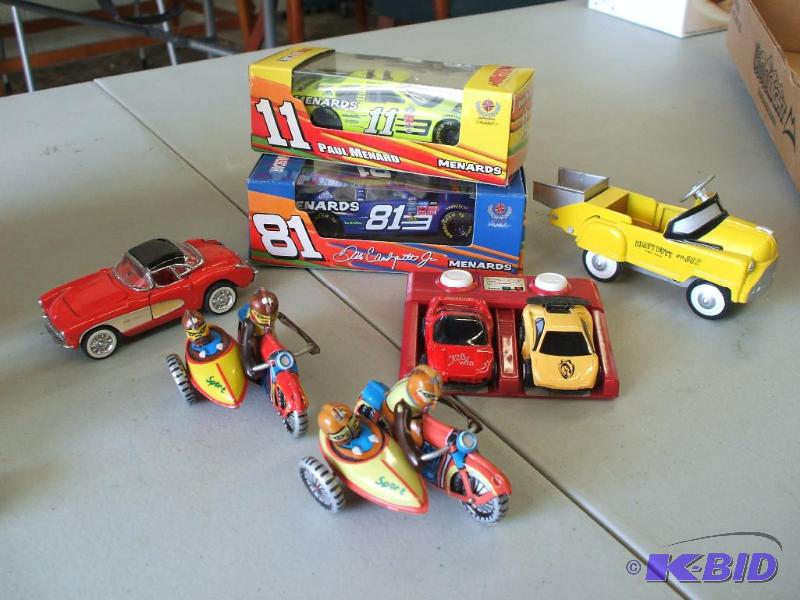 lot 14 image: Tin and Die Cast Toys