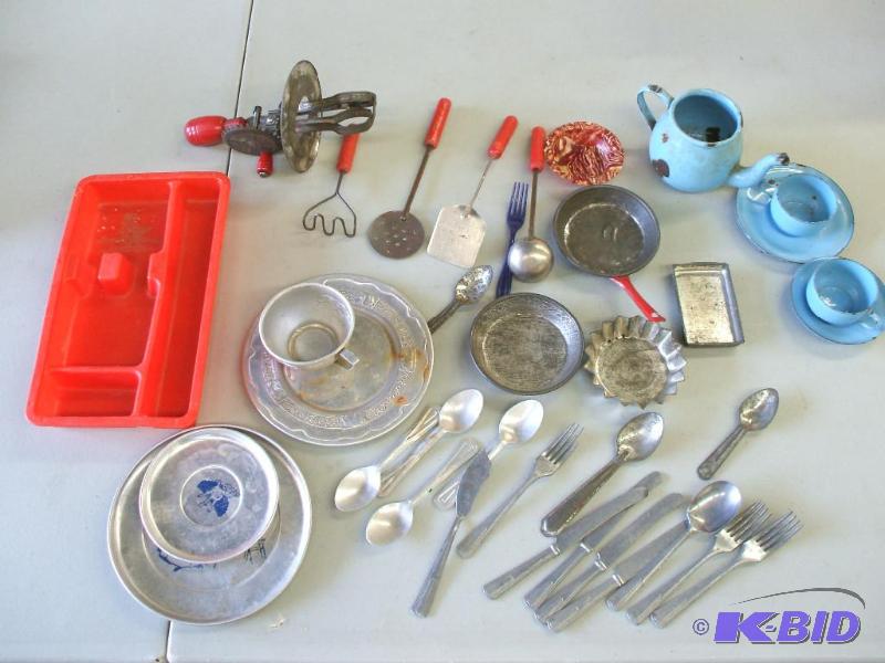 lot 25 image: Tin Dishes