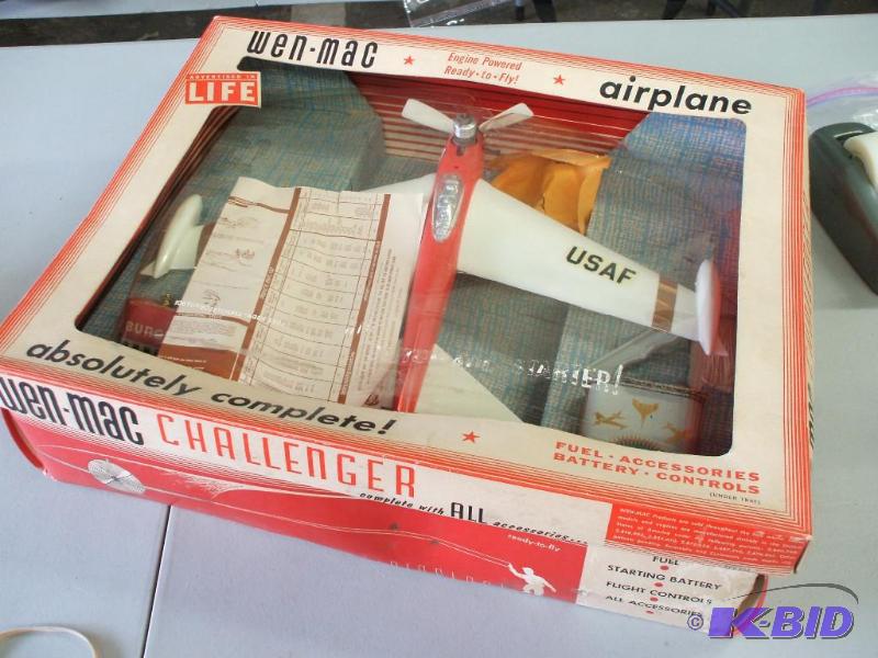 lot 39 image: Airplane
