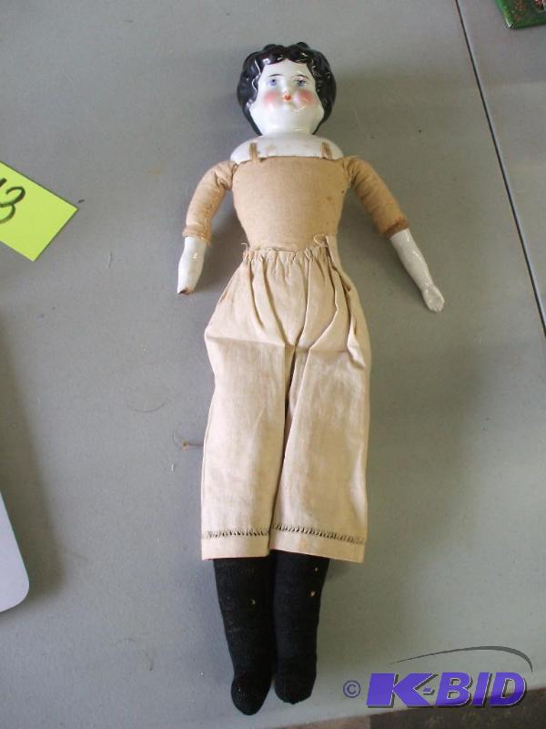 lot 43 image: VIntage Doll