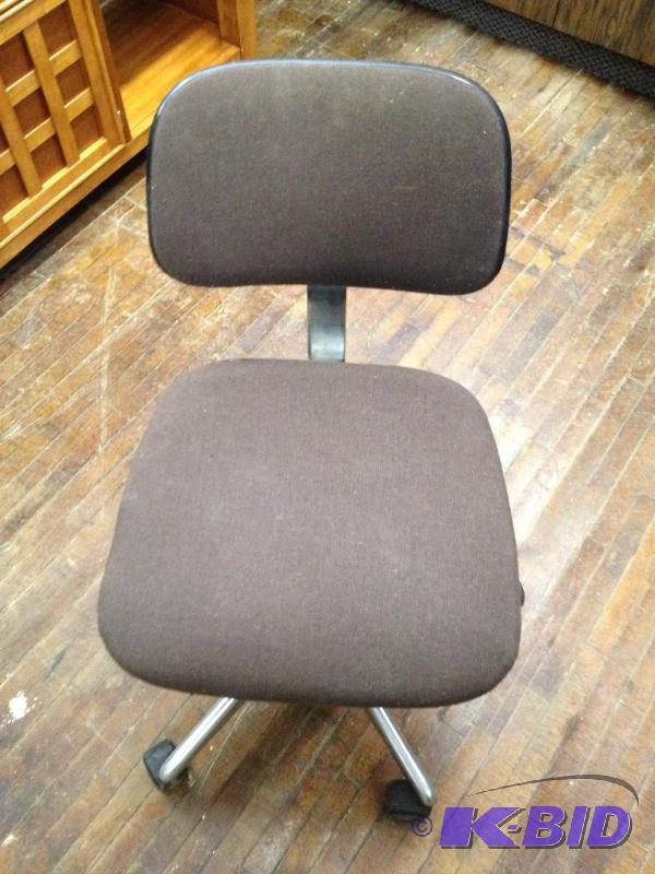 lot 20 image: Retro Desk Chair