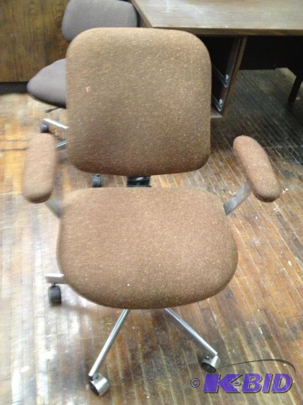 lot 21 image: Retro Desk Chair