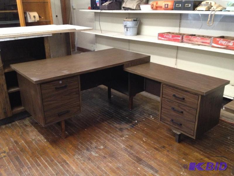 lot 22 image: L Shaped Corner Desk