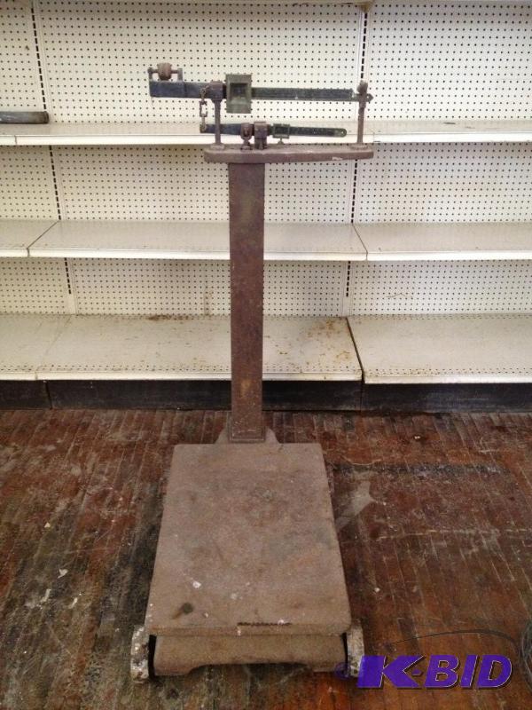 lot 31 image: Fairbanks Antique 1000# Platform Scale