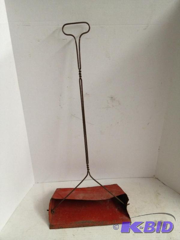 lot 48 image: Vintage Dust Pan