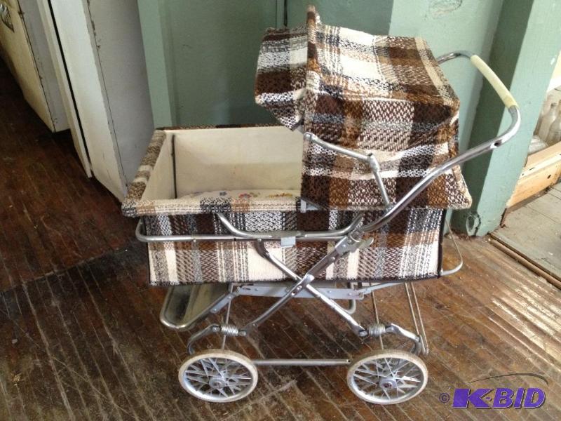 lot 5 image: Vintage Baby Buggy