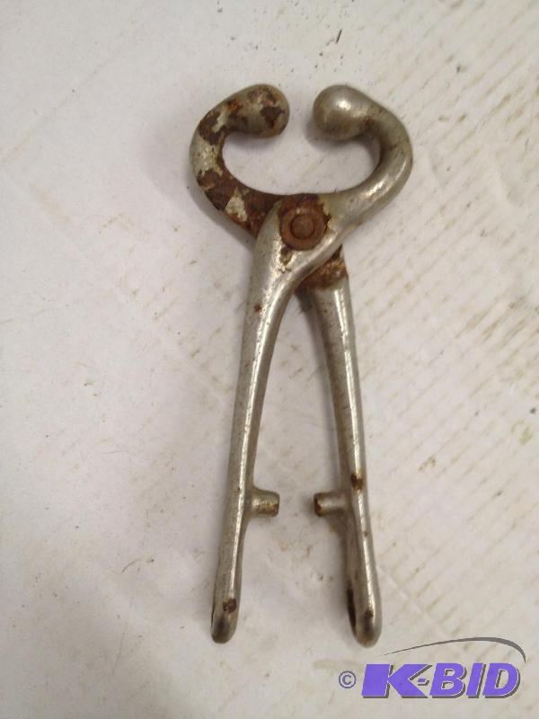 lot 66 image: Vintage Bull Leader