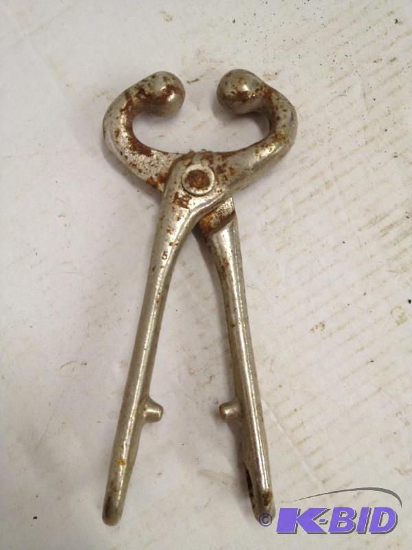 lot 67 image: Vintage Bull Leader