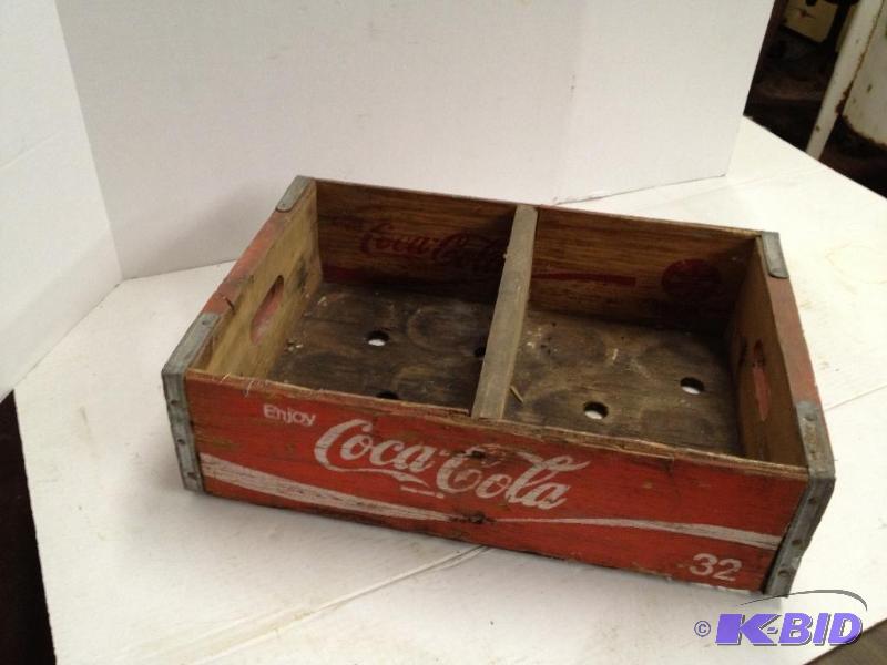 lot 73 image: Vintage Coca-Cola Crate