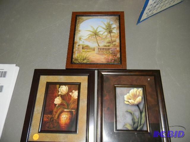 lot 107 image: Lot of 3 wall decor...