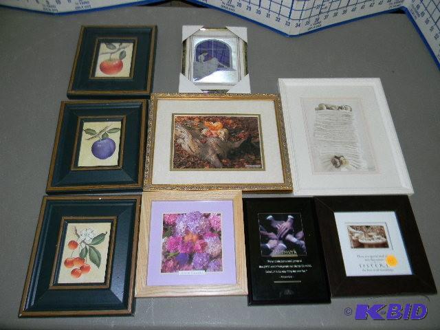 lot 113 image: Lot of 13 small wall decor...