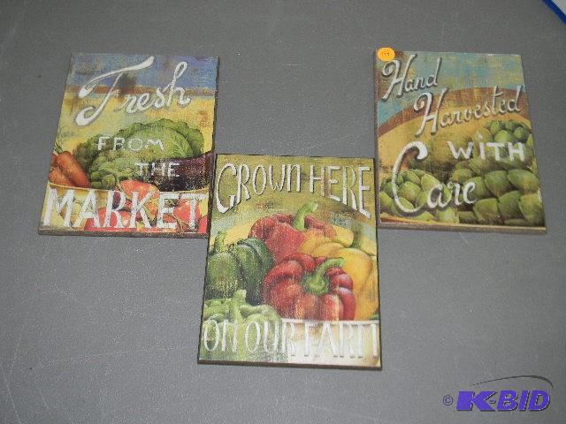 lot 118 image: Lot of 3 small wall decor...