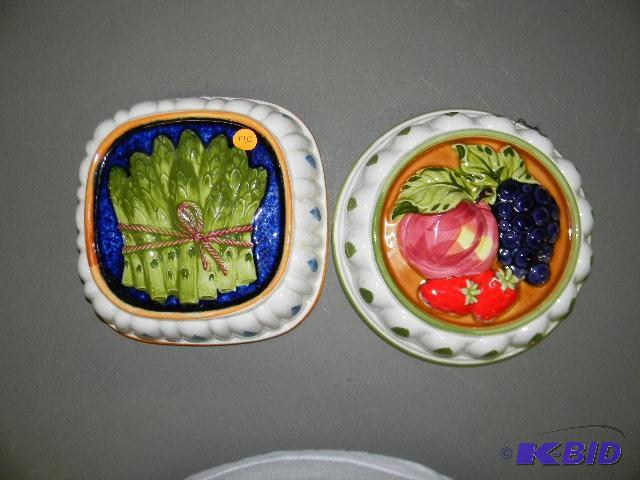 lot 120 image: Lot of 2 kitchen wall decor...