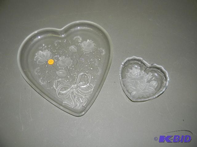lot 121 image: Lot of 2 heart-shaped decorative dishes...