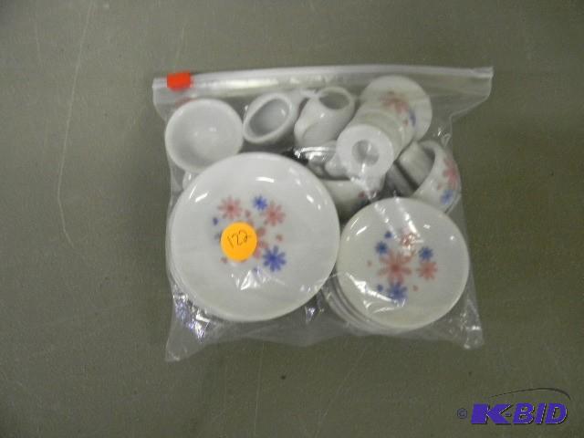 lot 122 image: Lot of small childrens ceramic play dishes...