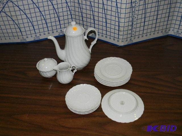 lot 153 image: Schirnding Bavaria dishes - tea pot, sugar an...