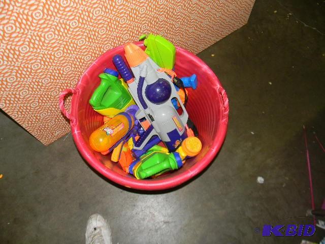 lot 161 image: Lot of 8 water guns...