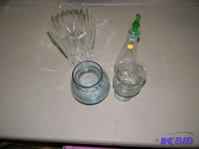 lot 197 image: Lot of 4 - three vases and one bottle with gr...