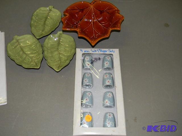 lot 204 image: Lot of 5 - three decorative leaf plates, one ...