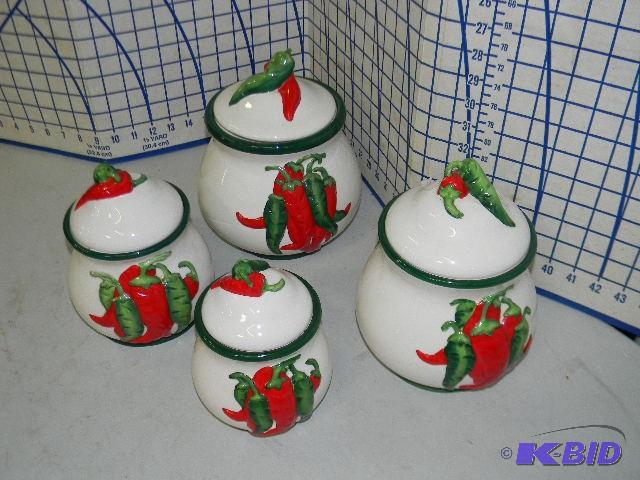 lot 26 image: Lot of 4 pepper jars with lids in varying siz...