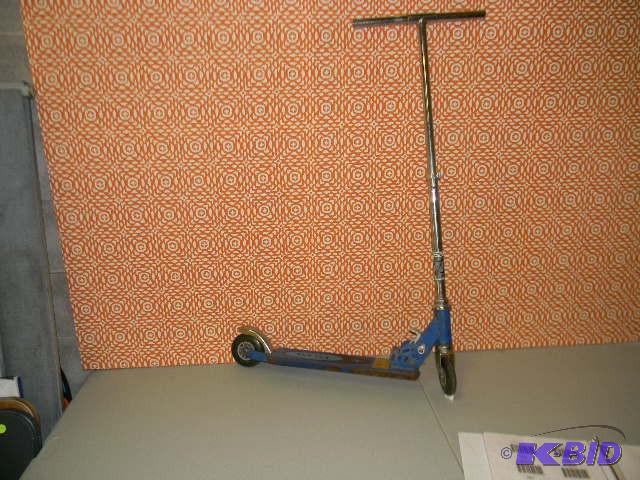 lot 266 image: Blue scooter...