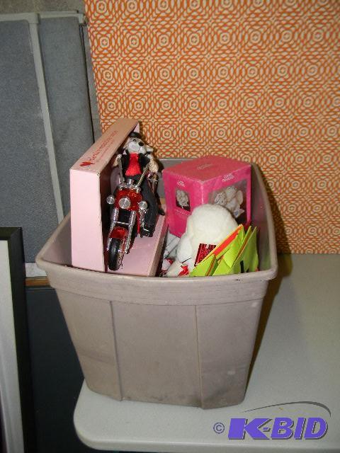 lot 271 image: Huge lot of Valentines Day decor...