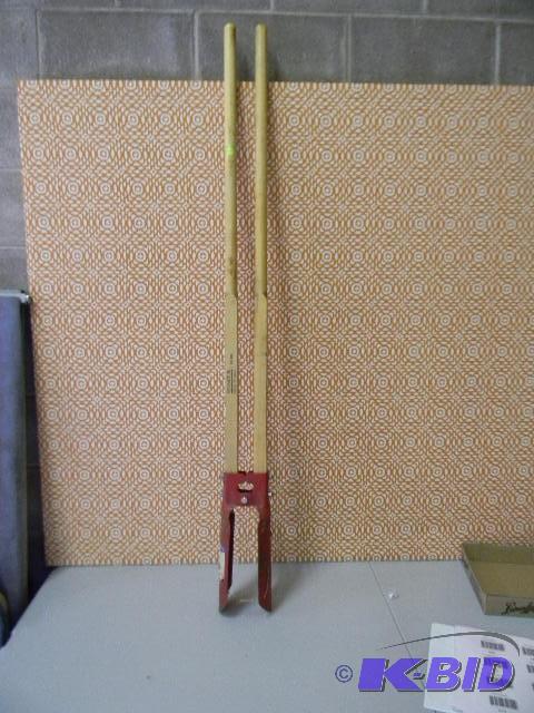 lot 274 image: Seymore post hole digger...