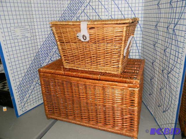 lot 3 image: Lot of 2 large baskets with lids...