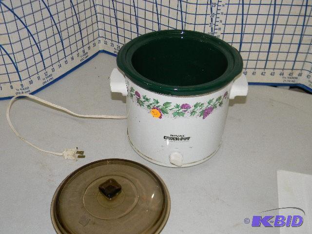 lot 32 image: Rival crock pot...