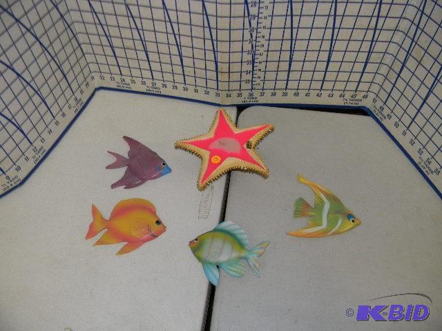 lot 55 image: Lot of ocean dcor - 4 wall dcor fish and one ...