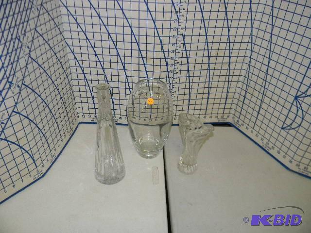 lot 58 image: Lot of 3 vases...