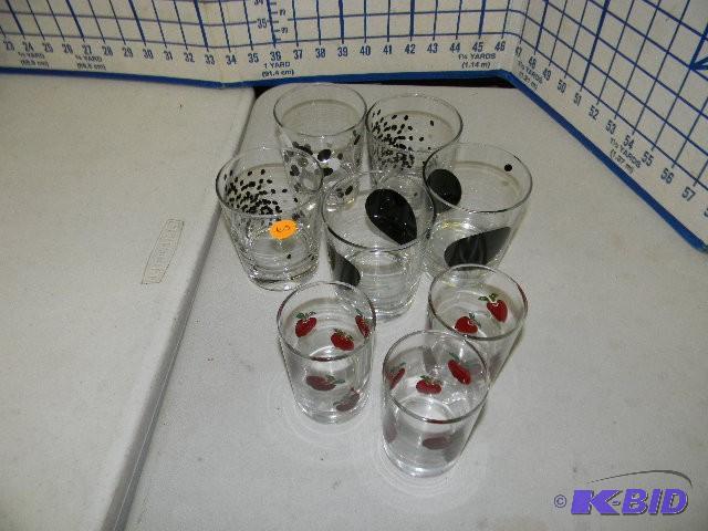lot 60 image: Lot of 8 small glasses - five polka-dot glass...